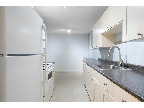 108-3420 50 Street Nw, Calgary, AB - Indoor Photo Showing Kitchen