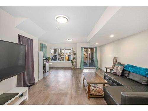 23 Cranbrook Gardens Se, Calgary, AB - Indoor Photo Showing Living Room