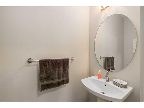 23 Cranbrook Gardens Se, Calgary, AB - Indoor Photo Showing Bathroom