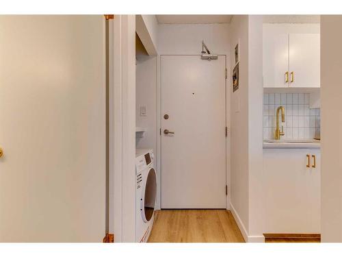 304-1626 14 Avenue Sw, Calgary, AB - Indoor Photo Showing Laundry Room