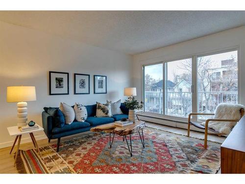 304-1626 14 Avenue Sw, Calgary, AB - Indoor Photo Showing Living Room