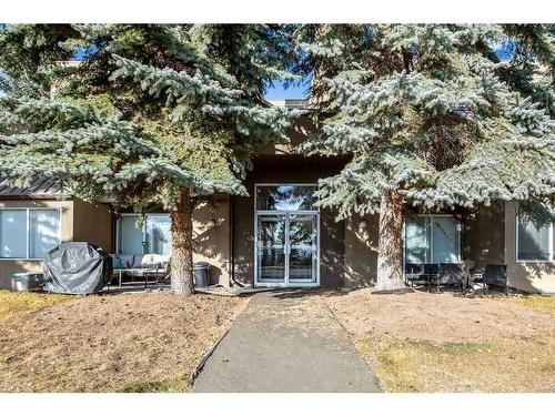 3-203 Village Terrace Sw, Calgary, AB - Outdoor