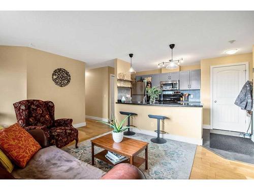 3-203 Village Terrace Sw, Calgary, AB - Indoor Photo Showing Living Room