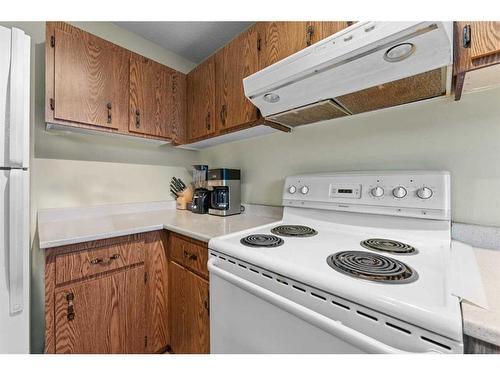 25-2519 38 Street Ne, Calgary, AB - Indoor Photo Showing Kitchen