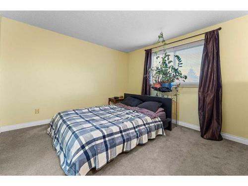 25-2519 38 Street Ne, Calgary, AB - Indoor Photo Showing Bedroom