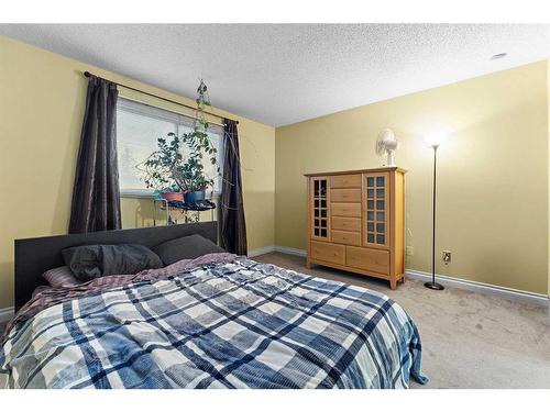 25-2519 38 Street Ne, Calgary, AB - Indoor Photo Showing Bedroom