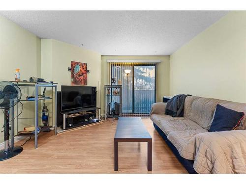 25-2519 38 Street Ne, Calgary, AB - Indoor Photo Showing Living Room