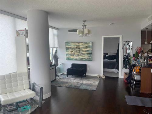 803-888 4 Avenue Sw, Calgary, AB - Indoor Photo Showing Living Room