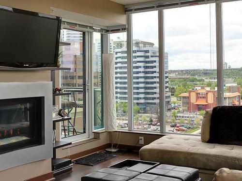 803-888 4 Avenue Sw, Calgary, AB - Indoor Photo Showing Living Room With Fireplace