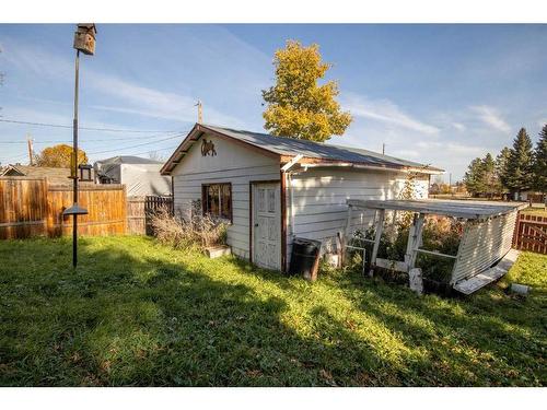 209 4 Street Nw, Sundre, AB - Outdoor