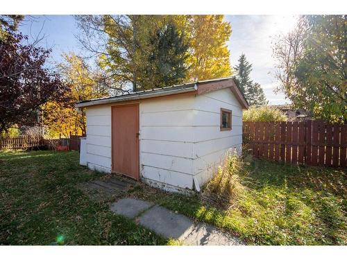 209 4 Street Nw, Sundre, AB - Outdoor