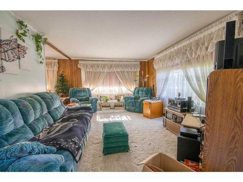 209 4 Street Nw, Sundre, AB - Indoor Photo Showing Living Room