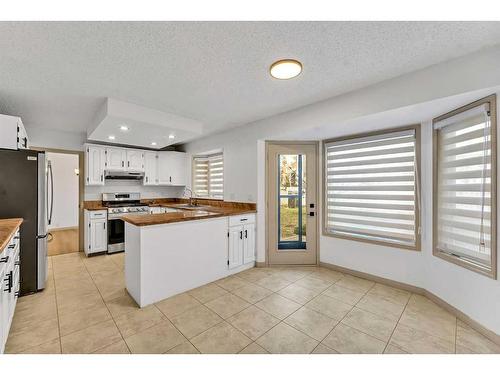 44 Edgepark Court Nw, Calgary, AB - Indoor Photo Showing Kitchen