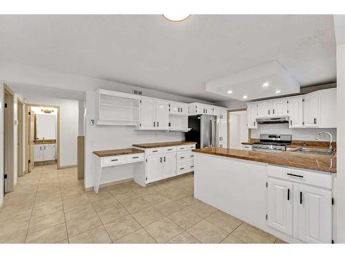 44 Edgepark Court Nw, Calgary, AB - Indoor Photo Showing Kitchen