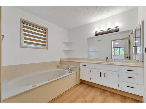 44 Edgepark Court Nw, Calgary, AB - Indoor Photo Showing Bathroom