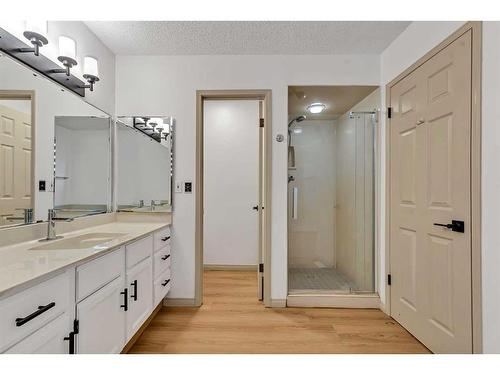 44 Edgepark Court Nw, Calgary, AB - Indoor Photo Showing Bathroom