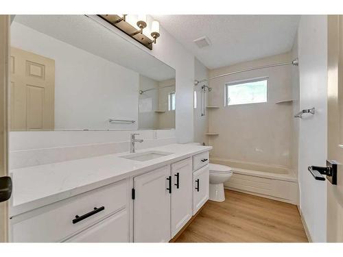 44 Edgepark Court Nw, Calgary, AB - Indoor Photo Showing Bathroom