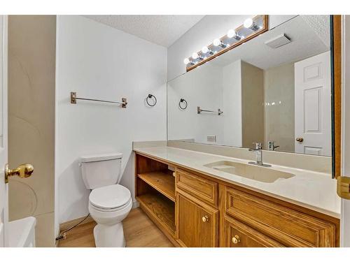 44 Edgepark Court Nw, Calgary, AB - Indoor Photo Showing Bathroom