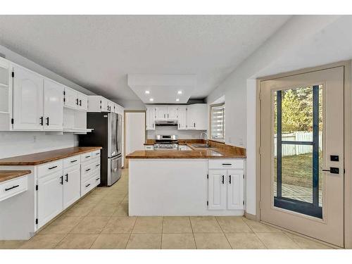 44 Edgepark Court Nw, Calgary, AB - Indoor Photo Showing Kitchen