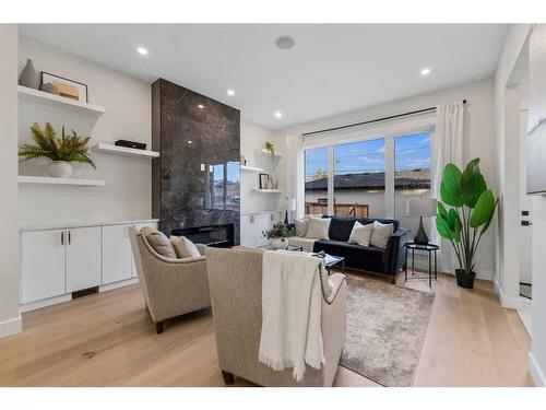 2424 6 Street Ne, Calgary, AB - Indoor Photo Showing Living Room