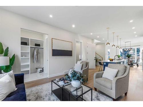 2424 6 Street Ne, Calgary, AB - Indoor Photo Showing Living Room