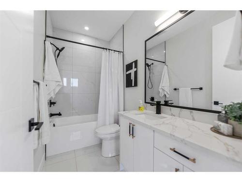 2424 6 Street Ne, Calgary, AB - Indoor Photo Showing Bathroom