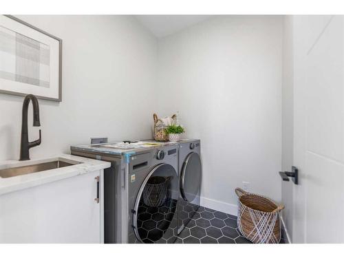 2424 6 Street Ne, Calgary, AB - Indoor Photo Showing Laundry Room