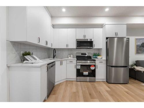 2424 6 Street Ne, Calgary, AB - Indoor Photo Showing Kitchen