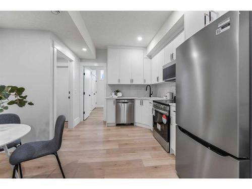 2424 6 Street Ne, Calgary, AB - Indoor Photo Showing Kitchen