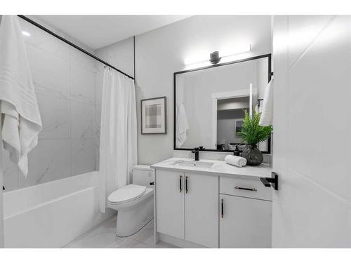 2424 6 Street Ne, Calgary, AB - Indoor Photo Showing Bathroom