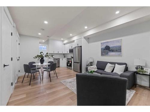 2424 6 Street Ne, Calgary, AB - Indoor Photo Showing Living Room