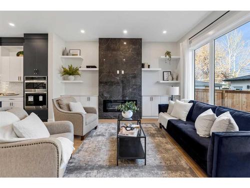 2424 6 Street Ne, Calgary, AB - Indoor Photo Showing Living Room