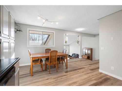 32 Maplewood Green, Strathmore, AB - Indoor Photo Showing Dining Room