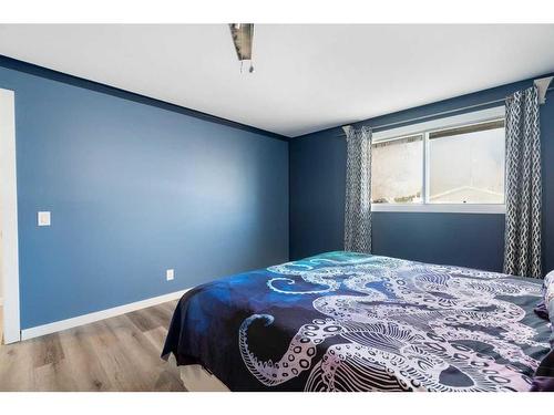 32 Maplewood Green, Strathmore, AB - Indoor Photo Showing Bedroom