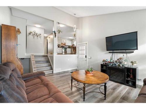 32 Maplewood Green, Strathmore, AB - Indoor Photo Showing Living Room