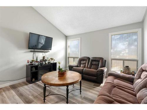 32 Maplewood Green, Strathmore, AB - Indoor Photo Showing Living Room