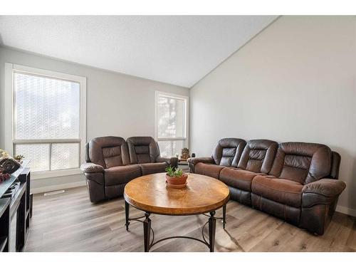 32 Maplewood Green, Strathmore, AB - Indoor Photo Showing Living Room