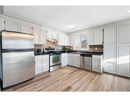 32 Maplewood Green, Strathmore, AB - Indoor Photo Showing Kitchen