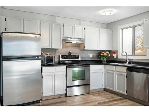 32 Maplewood Green, Strathmore, AB - Indoor Photo Showing Kitchen