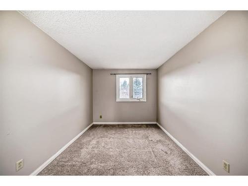 702-360 Falconridge Crescent Ne, Calgary, AB - Indoor Photo Showing Other Room