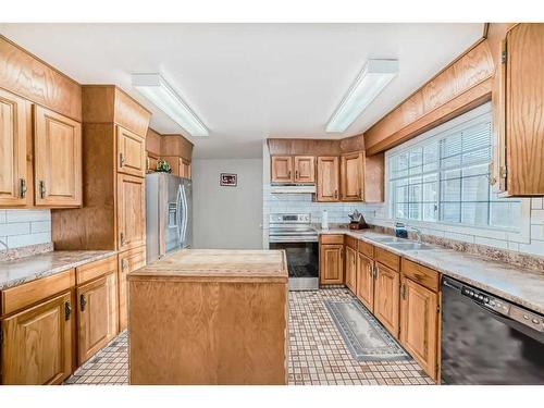 5235 Marlborough Drive Ne, Calgary, AB - Indoor Photo Showing Kitchen With Double Sink