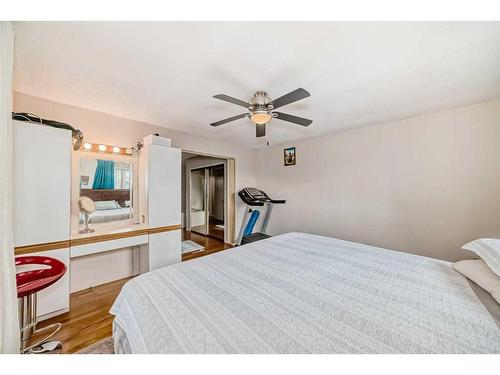 5235 Marlborough Drive Ne, Calgary, AB - Indoor Photo Showing Bedroom