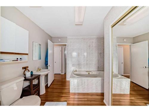 5235 Marlborough Drive Ne, Calgary, AB - Indoor Photo Showing Bathroom