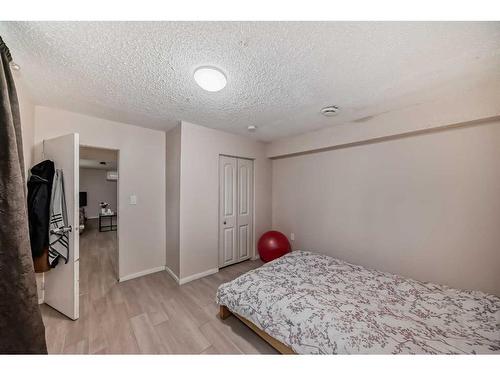 5235 Marlborough Drive Ne, Calgary, AB - Indoor Photo Showing Bedroom