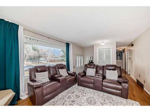 5235 Marlborough Drive Ne, Calgary, AB - Indoor Photo Showing Living Room