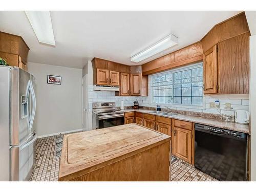 5235 Marlborough Drive Ne, Calgary, AB - Indoor Photo Showing Kitchen With Double Sink