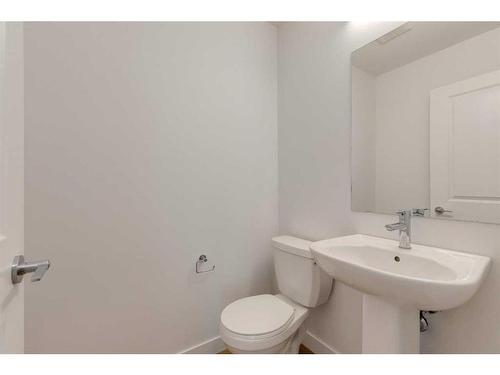 140-8500 19 Avenue Se, Calgary, AB - Indoor Photo Showing Bathroom