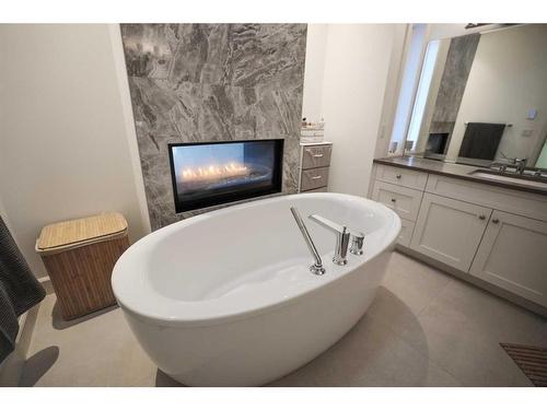 18 27 Avenue Sw, Calgary, AB - Indoor Photo Showing Bathroom With Fireplace