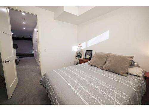 18 27 Avenue Sw, Calgary, AB - Indoor Photo Showing Bedroom