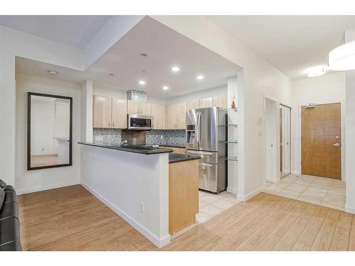 102-1108 6 Avenue Sw, Calgary, AB - Indoor Photo Showing Kitchen With Upgraded Kitchen